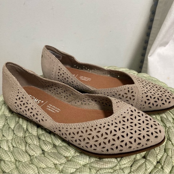 TOMS Jutti Perforated Suede Desert Taupe Pointed Slip On Flats NWOB - Picture 2 of 7